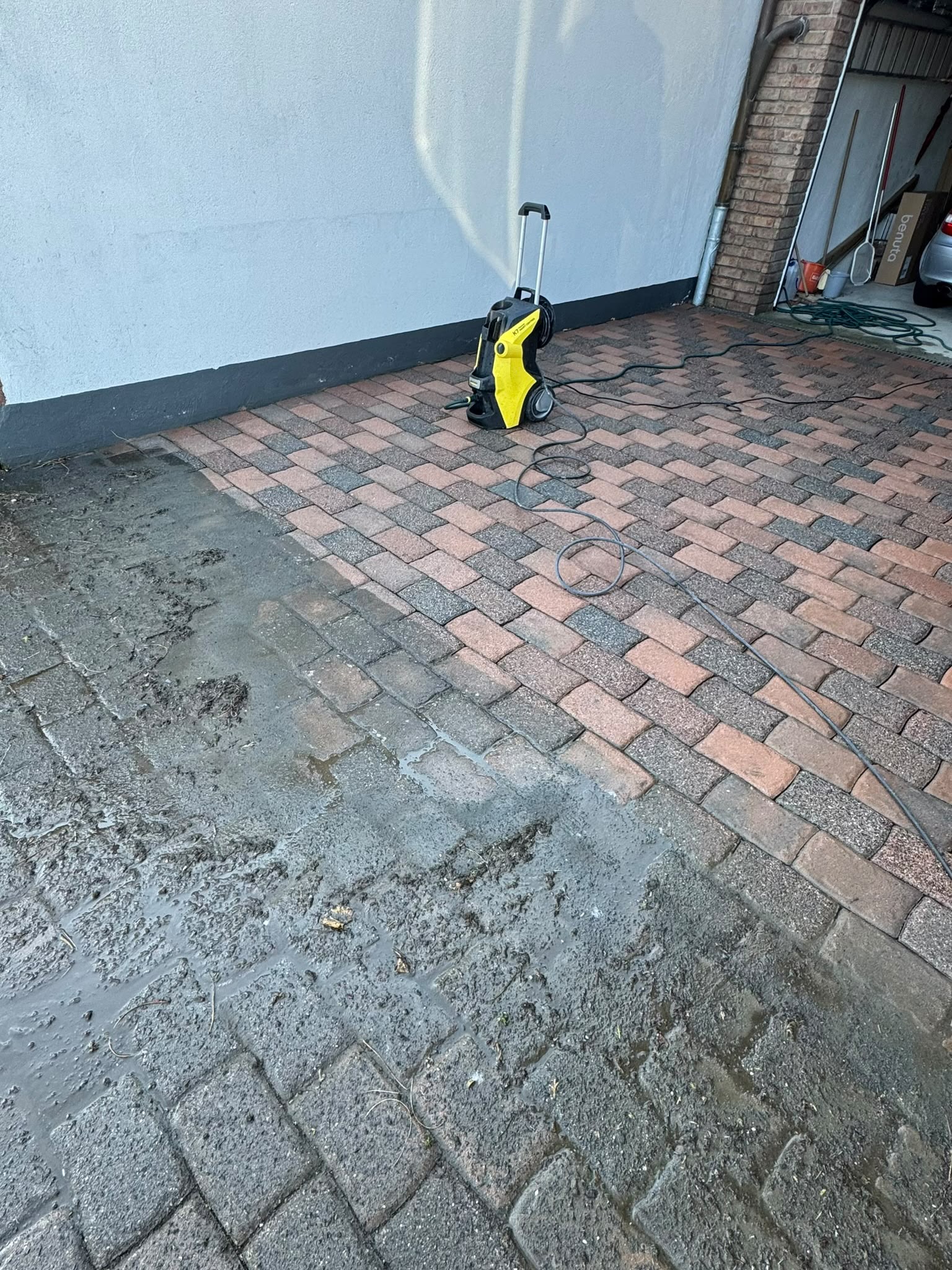 Pflasterreinigung mit Hochdruckreiniger auf einer Hoffläche